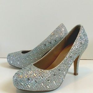 Delicacy Woman sz 5 silver rhinestone heels shoes